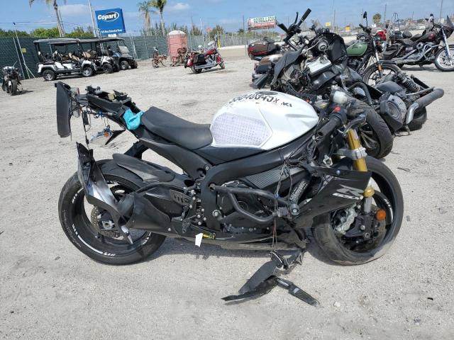 SUZUKI GSX-R750 2023 white  gas JS1GR7MA0P7100773 photo #1