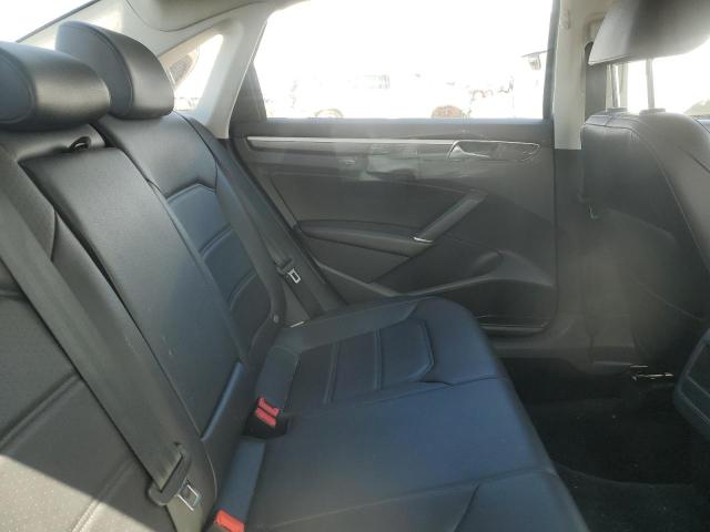 2017 VOLKSWAGEN PASSAT R-L 1VWDT7A33HC077897