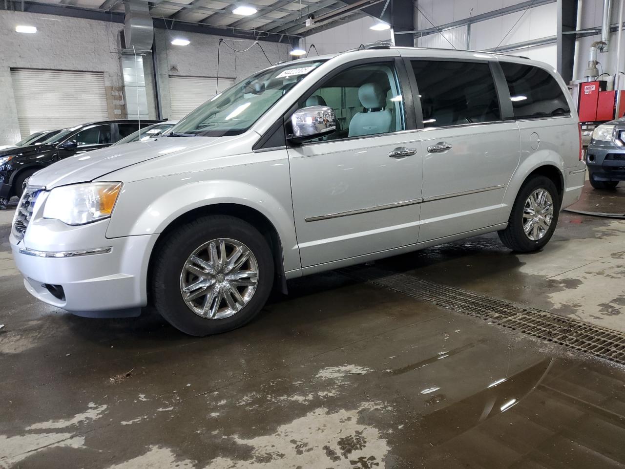 CHRYSLER TOWN & COUNTRY LIMITED