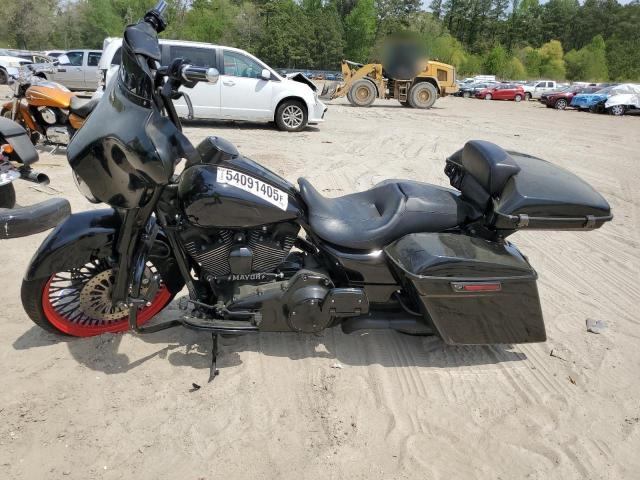 2011 HARLEY-DAVIDSON FLHX - 1HD1KB41XBB648108