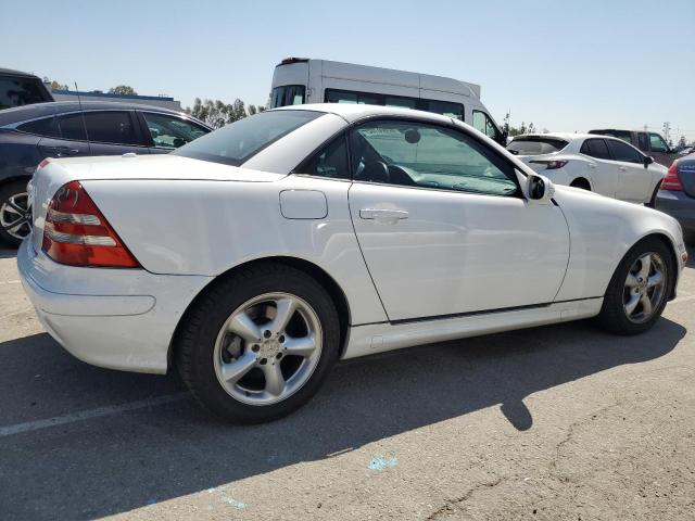 MERCEDES-BENZ SLK 320 2001 white  gas WDBKK65F81F210099 photo #4