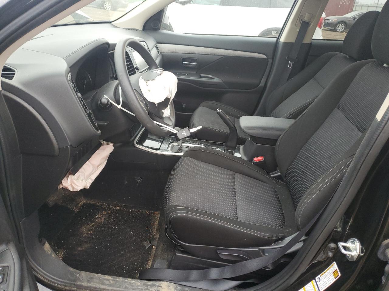 MITSUBISHI OUTLANDER SE