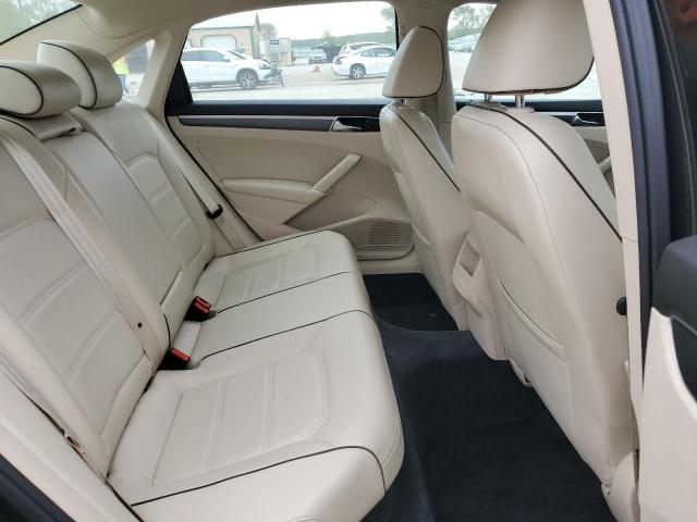 2017 VOLKSWAGEN PASSAT R-L - 1VWDT7A30HC048700