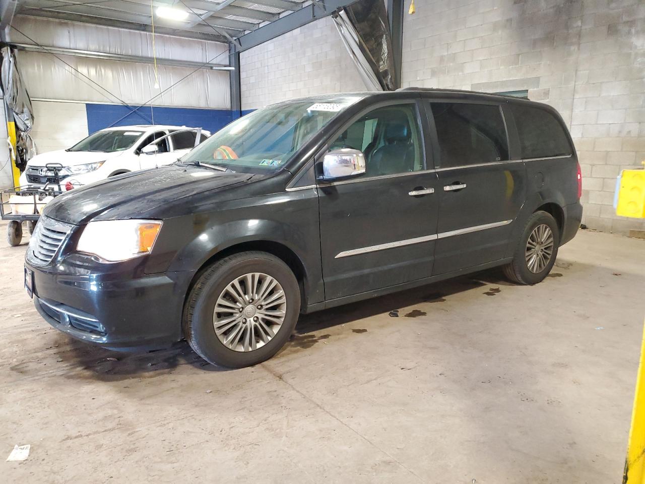 CHRYSLER TOWN & COUNTRY TOURING L