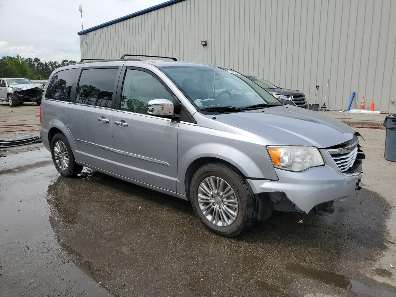 CHRYSLER TOWN & COUNTRY TOURING L