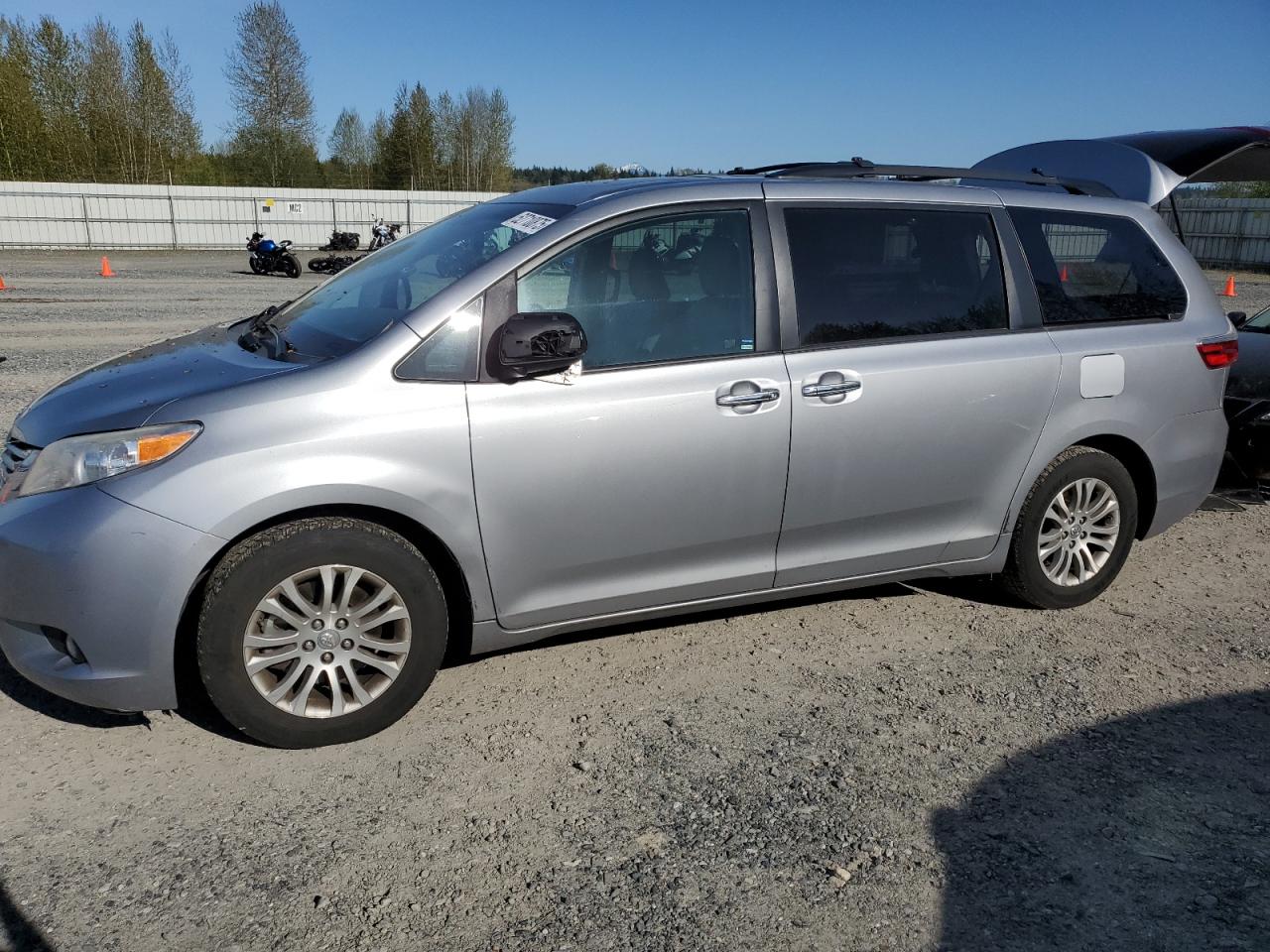 TOYOTA SIENNA XLE