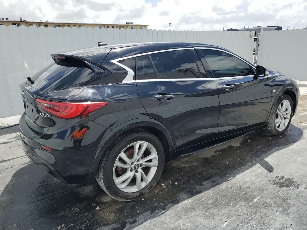 INFINITI QX30 BASE