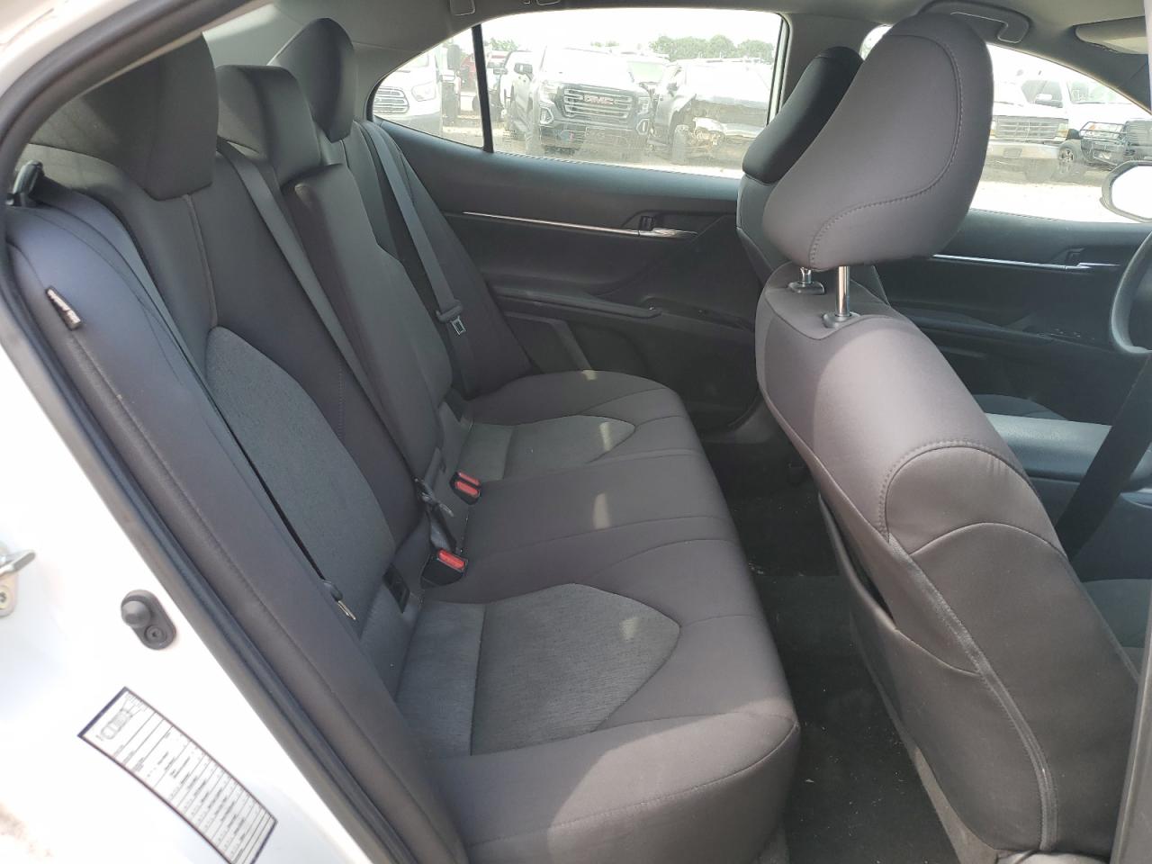 Toyota Camry le 2020