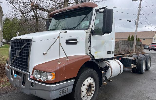 VOLVO VHD 2010 white conventi diesel 4V5KC9EH1AN292474 photo #3