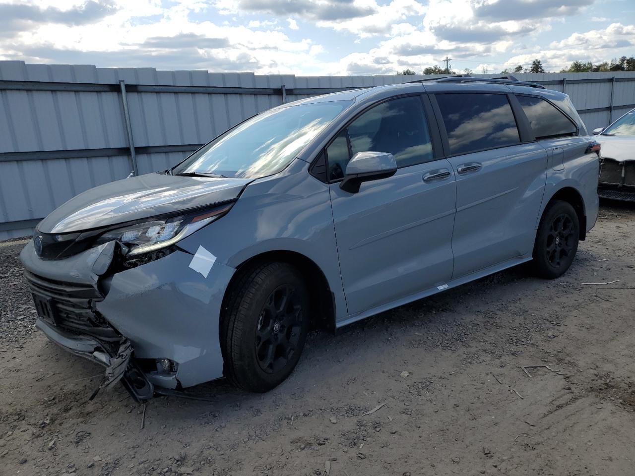 TOYOTA SIENNA XSE