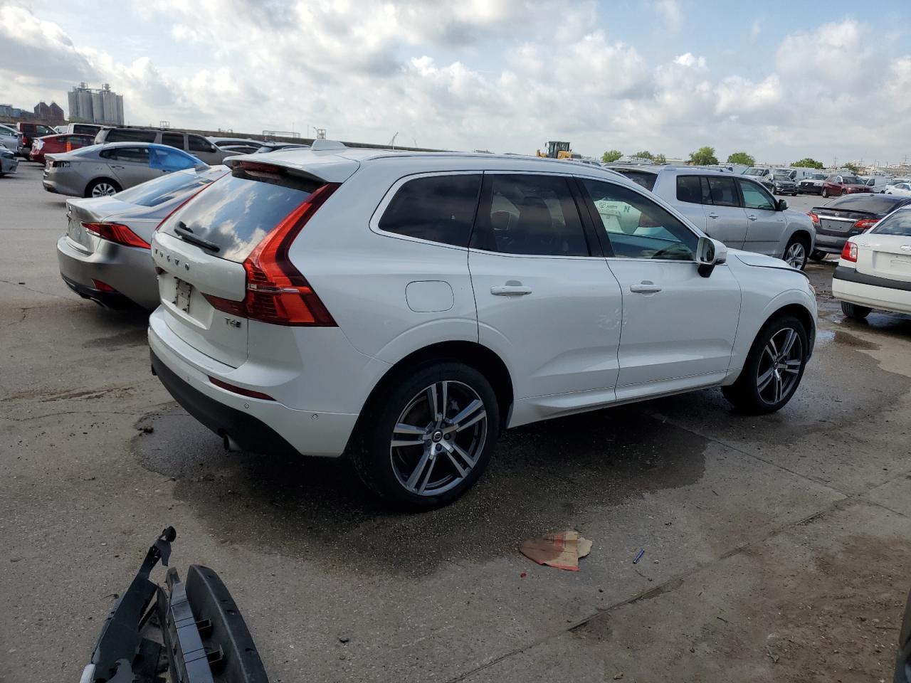 VOLVO XC60 T6 MOMENTUM