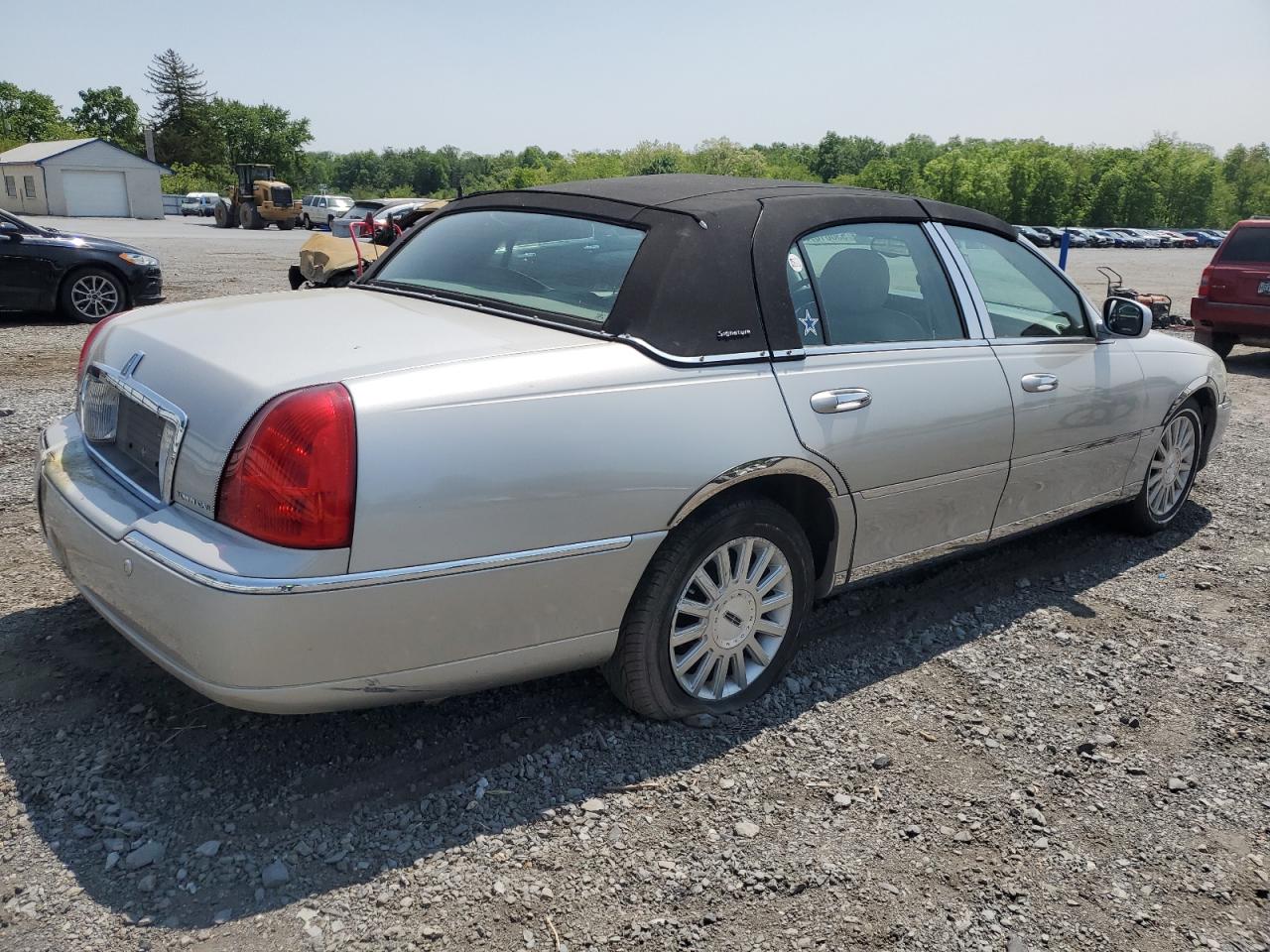 1LNHM82W03Y649788 2003 Lincoln Town Car Signature