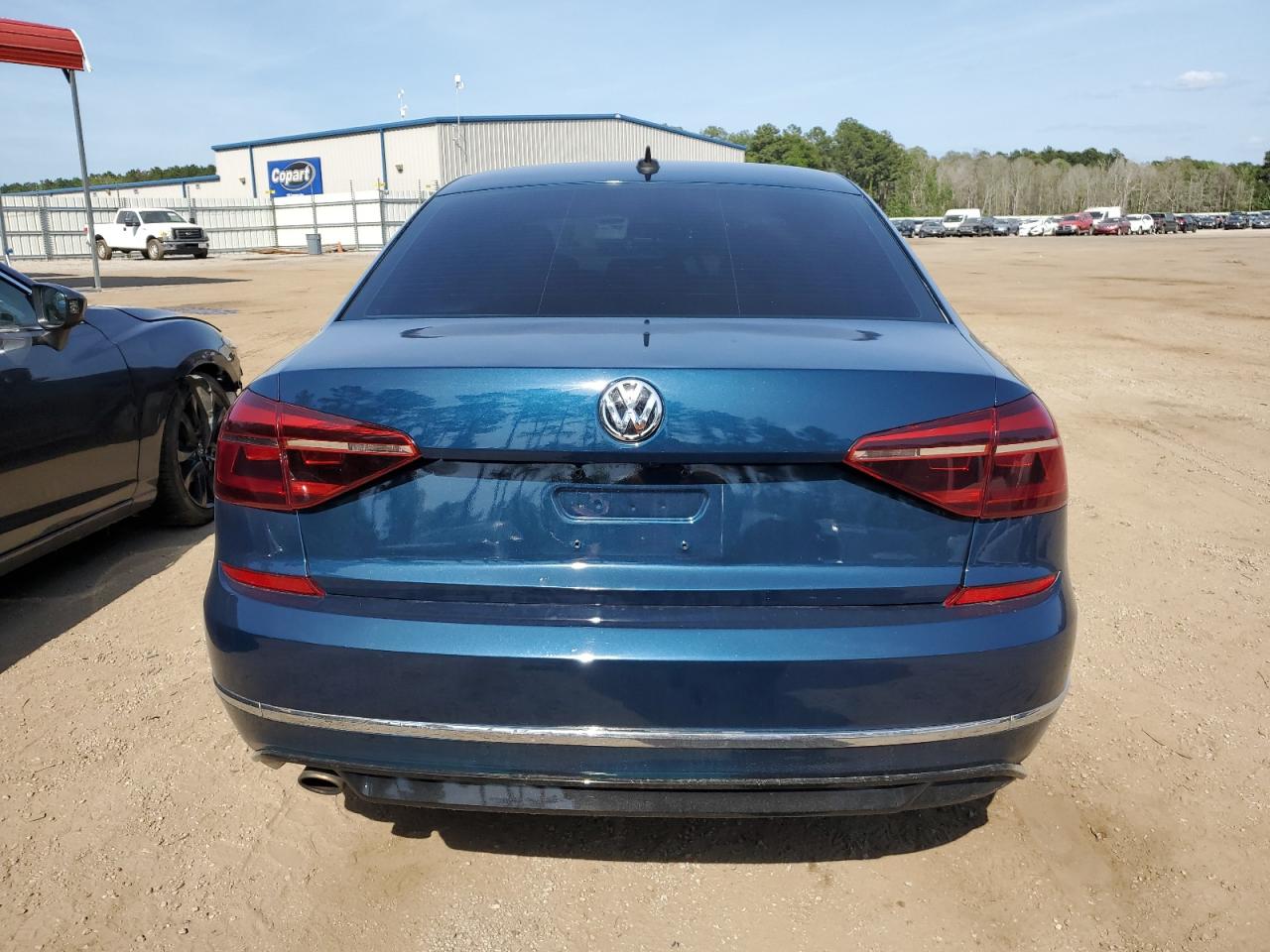 2018 Volkswagen Passat S vin: 1VWAA7A31JC035632