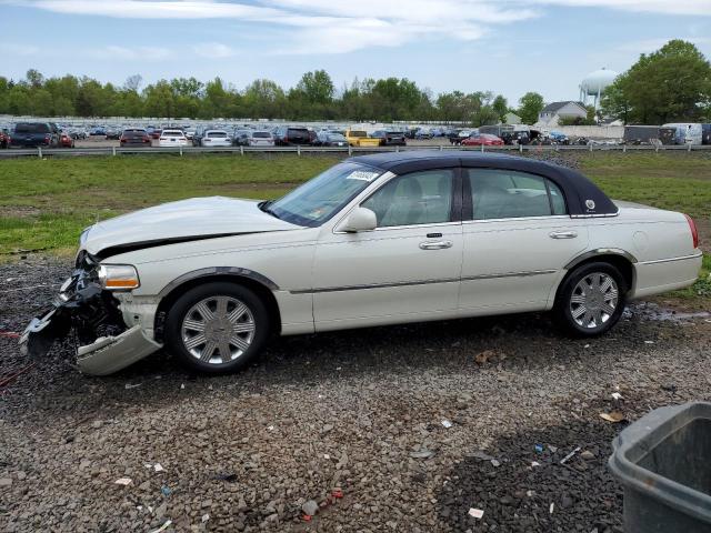 2005 Lincoln Town Car Signature Limited