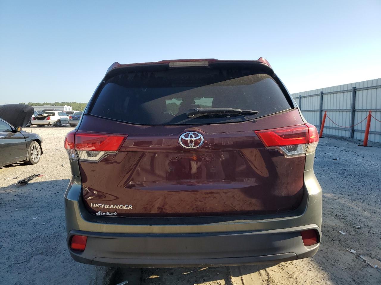 5TDZZRFH0HS207818 2017 Toyota Highlander Le