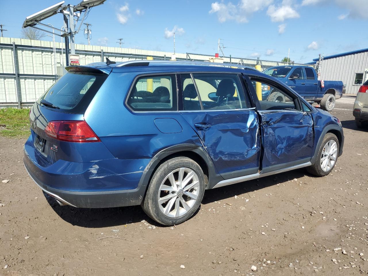 3VWH17AU2HM532818 2017 Volkswagen Golf Alltrack S