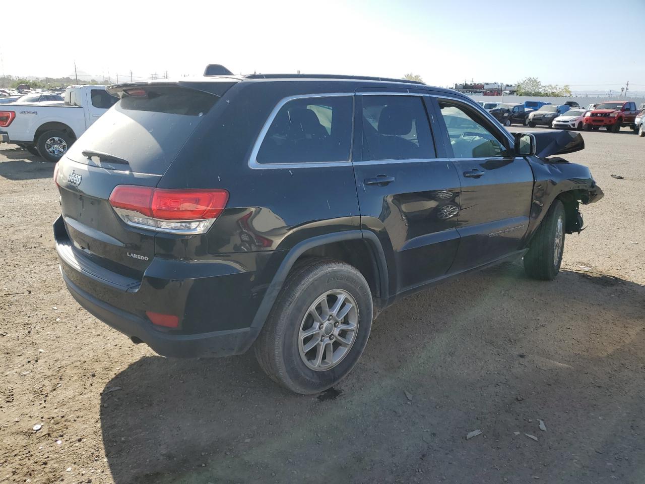 1C4RJEAG2JC300619 2018 Jeep Grand Cherokee Laredo