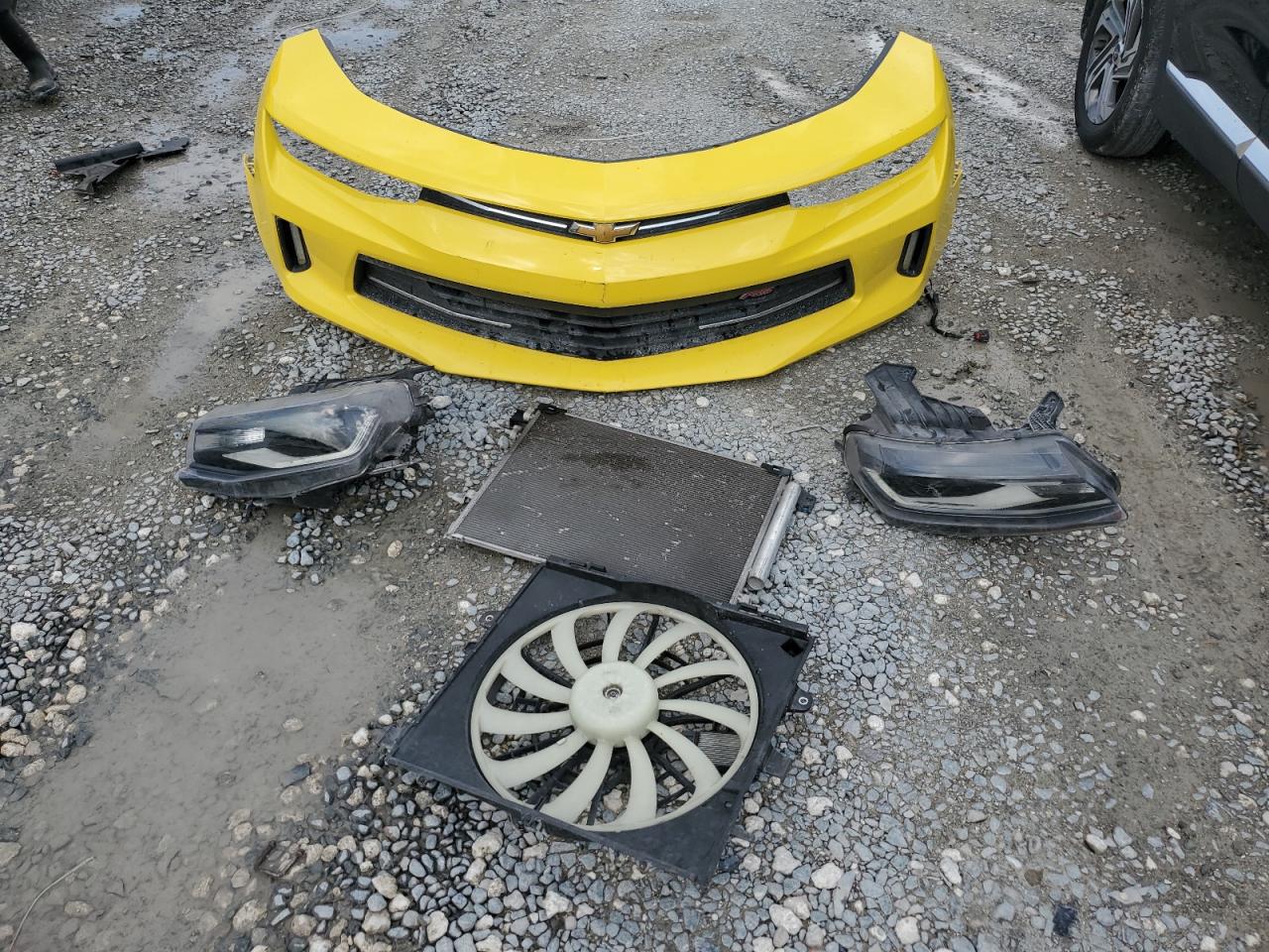 1G1FB3DS9J0155853 2018 Chevrolet Camaro Lt