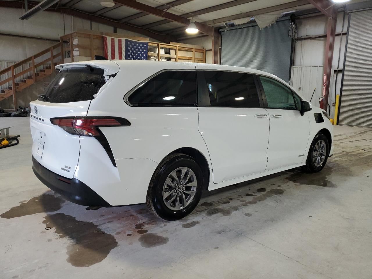 2021 Toyota SIENNA XLE