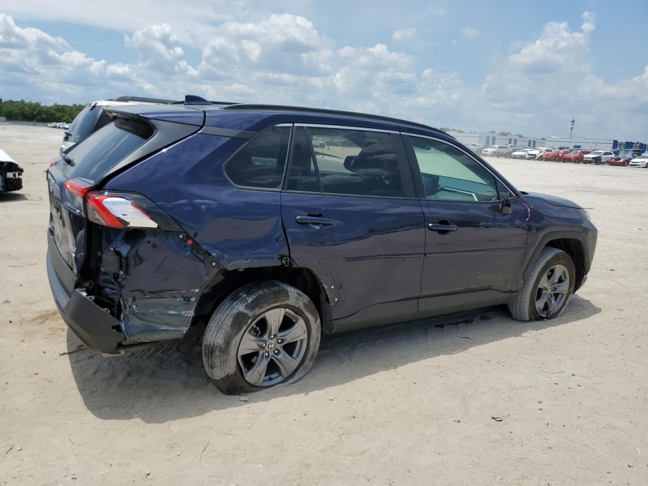 2T3P1RFV1NW255259 2022 Toyota Rav4 Xle