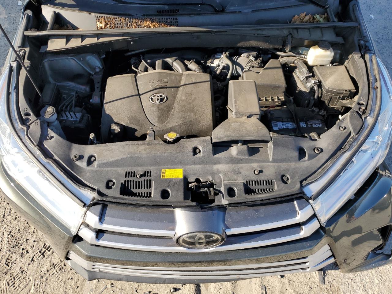 5TDZZRFH0HS207818 2017 Toyota Highlander Le