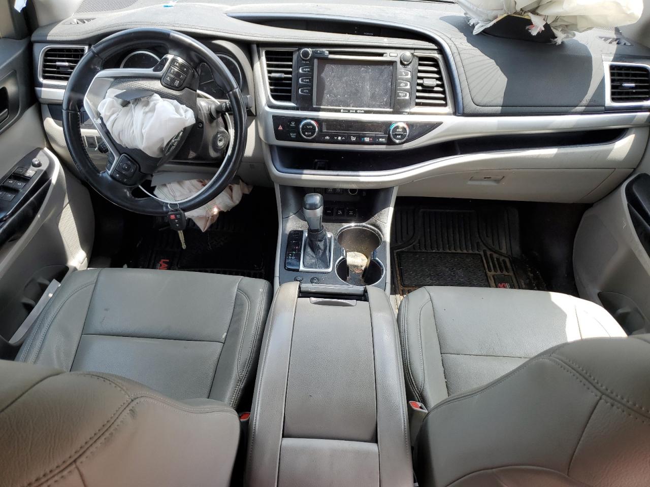 5TDBZRFH6JS842422 2018 Toyota Highlander Le