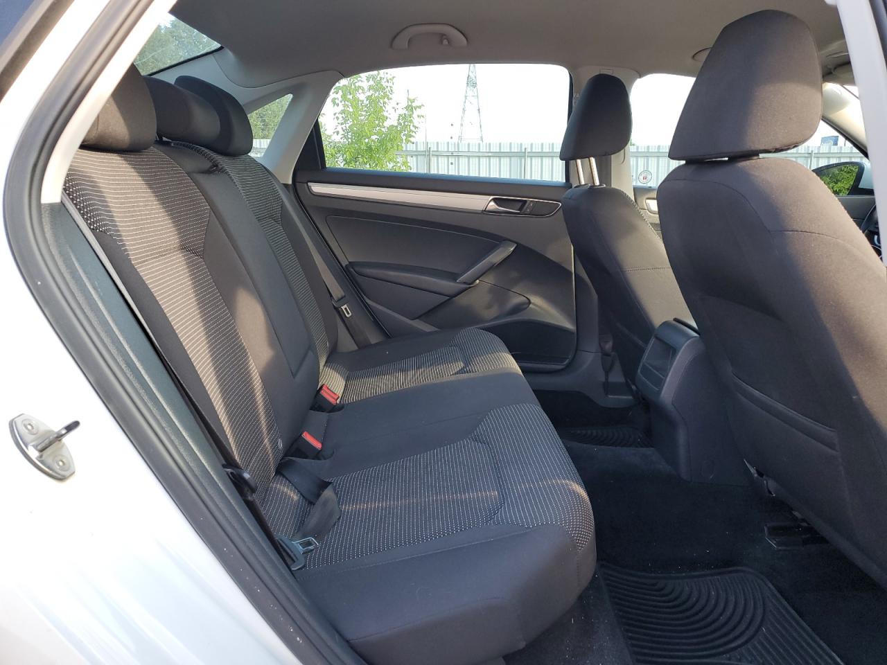 1VWAT7A31HC050233 2017 Volkswagen Passat S