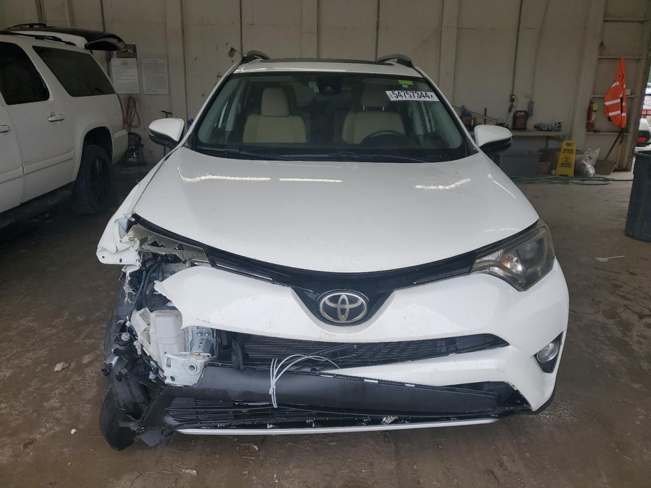 JTMRFREV5HJ117660 2017 Toyota Rav4 Xle