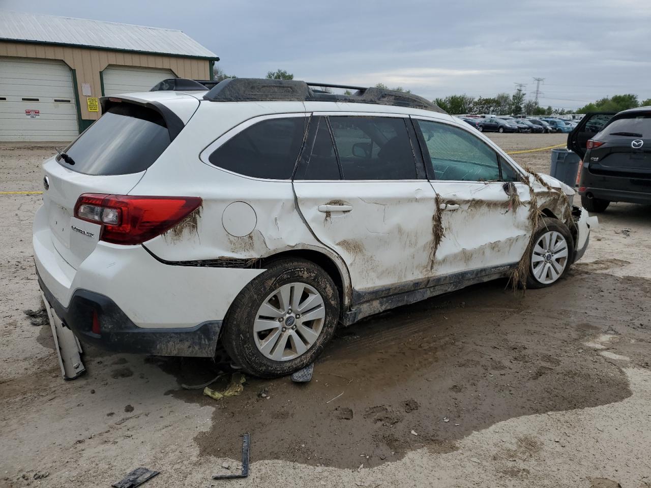 4S4BSAFC4J3327765 2018 Subaru Outback 2.5I Premium