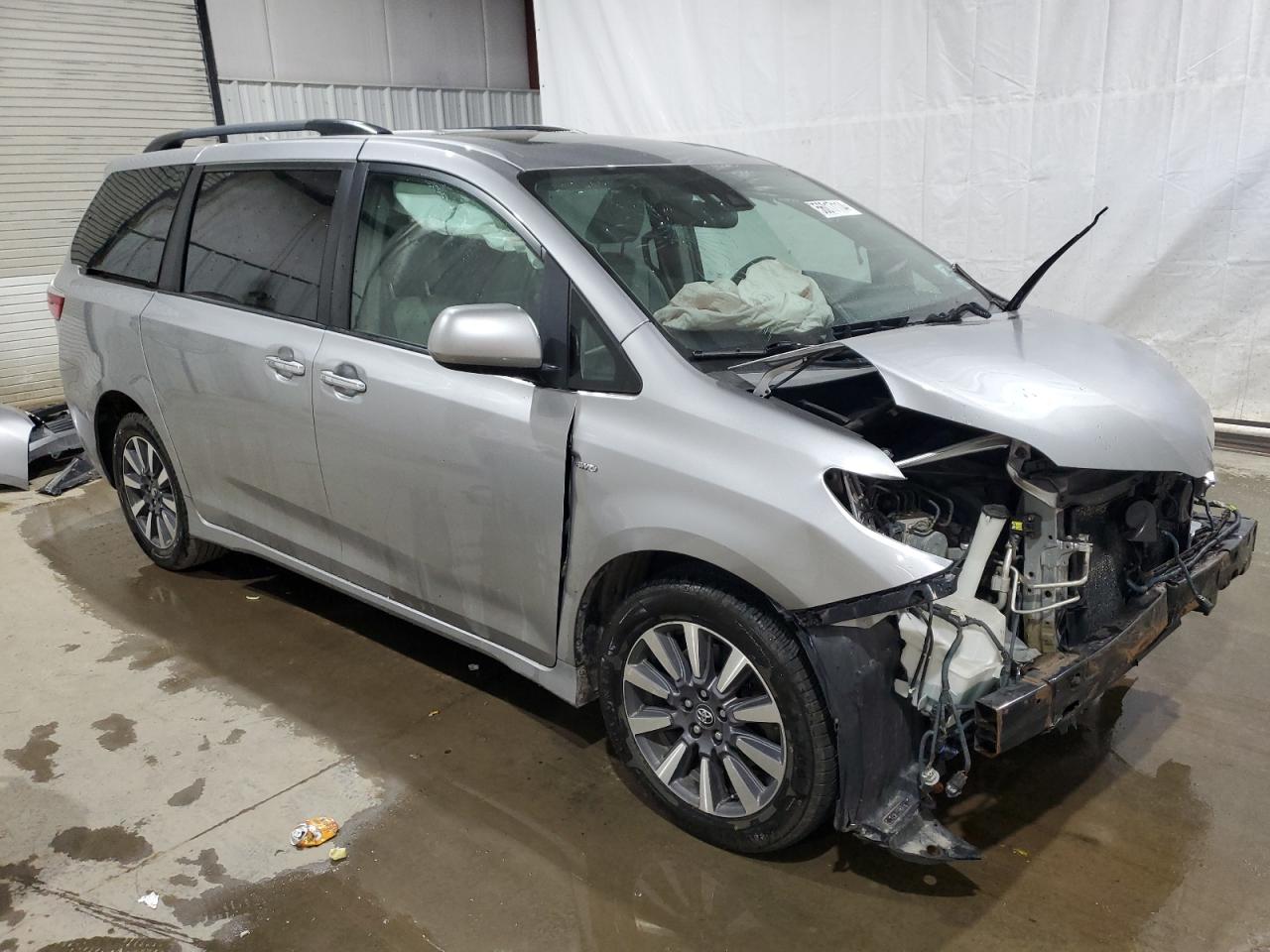 5TDDZ3DC8JS194921 2018 Toyota Sienna Xle