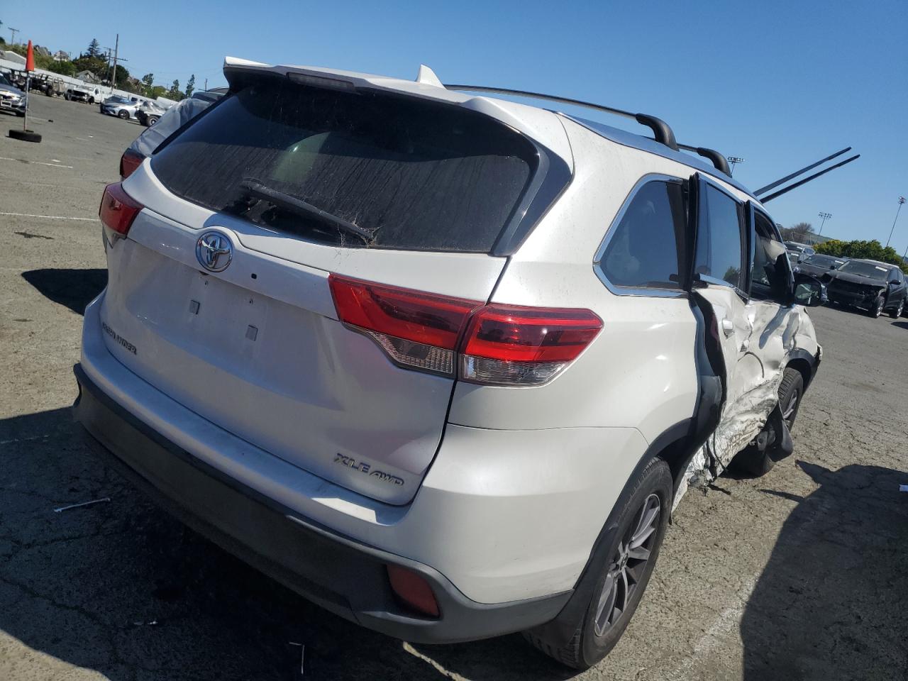 5TDJZRFH5JS532337 2018 Toyota Highlander Se