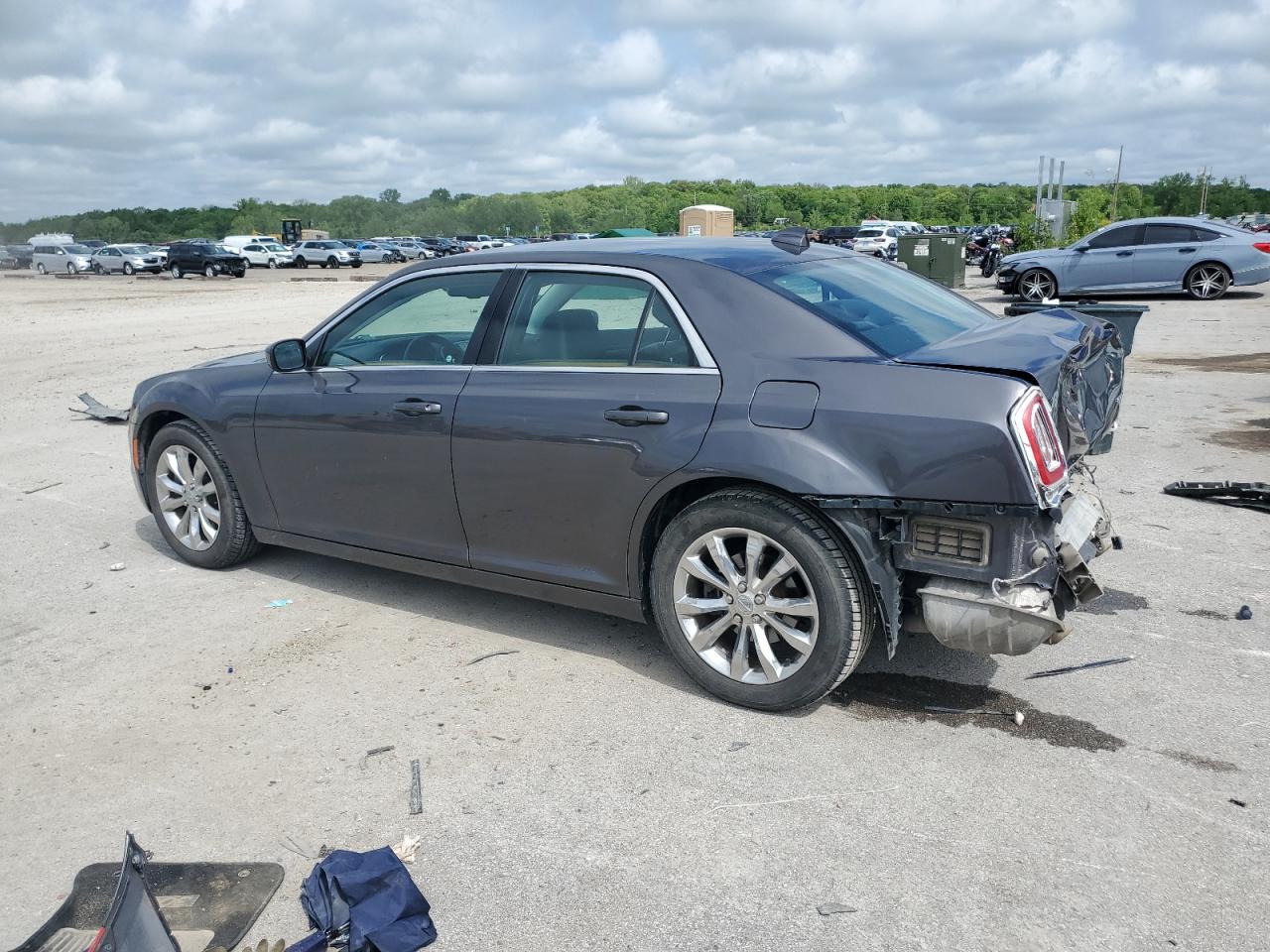 2016 Chrysler 300 Limited vin: 2C3CCARG7GH142589