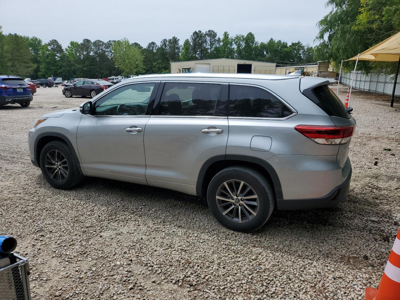 5TDKZRFHXHS515659 2017 Toyota Highlander Se