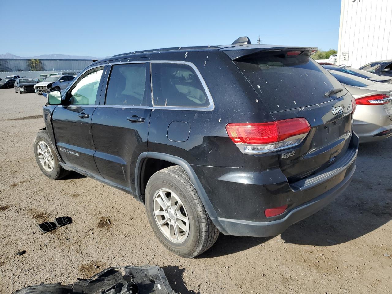 1C4RJEAG2JC300619 2018 Jeep Grand Cherokee Laredo