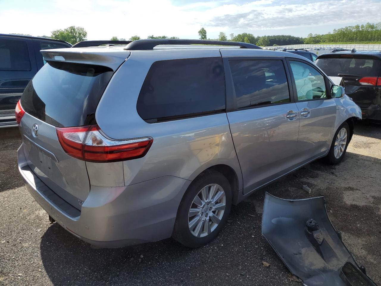 5TDDZ3DC5HS179433 2017 Toyota Sienna Xle