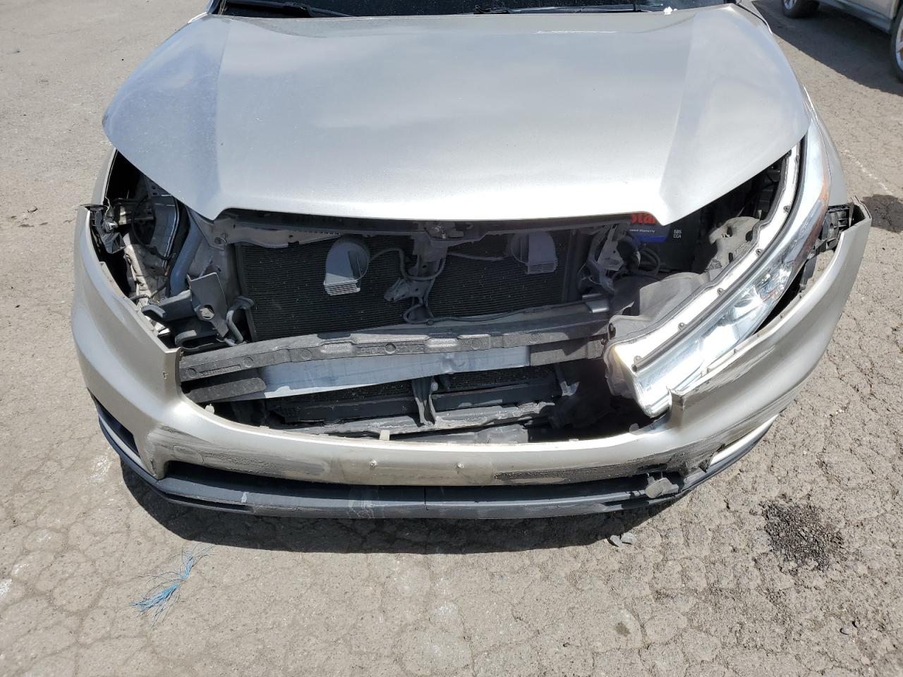 5TDZKRFH9GS175857 2016 Toyota Highlander Le