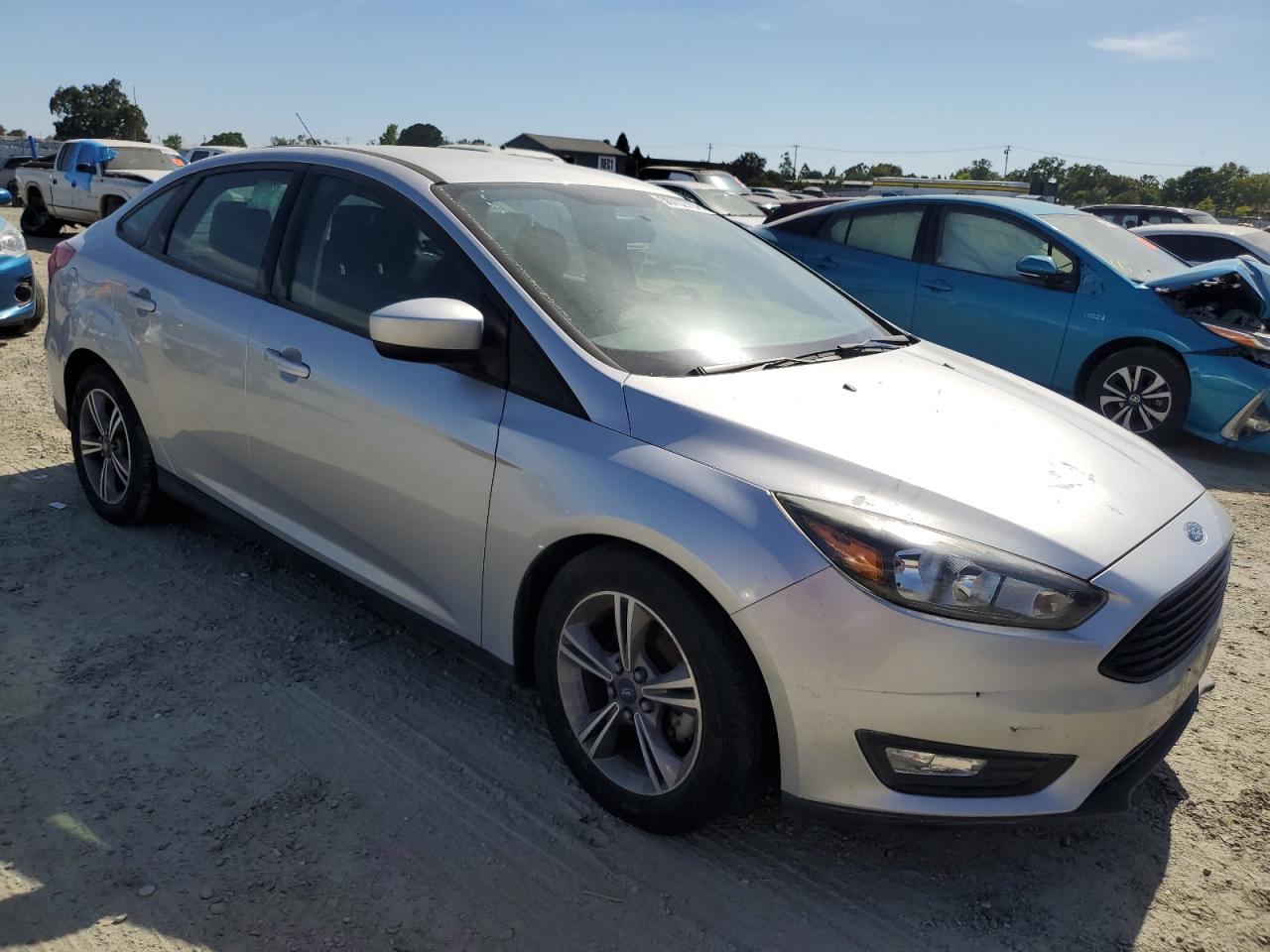 2018 Ford Focus Se vin: 1FADP3FE3JL223902