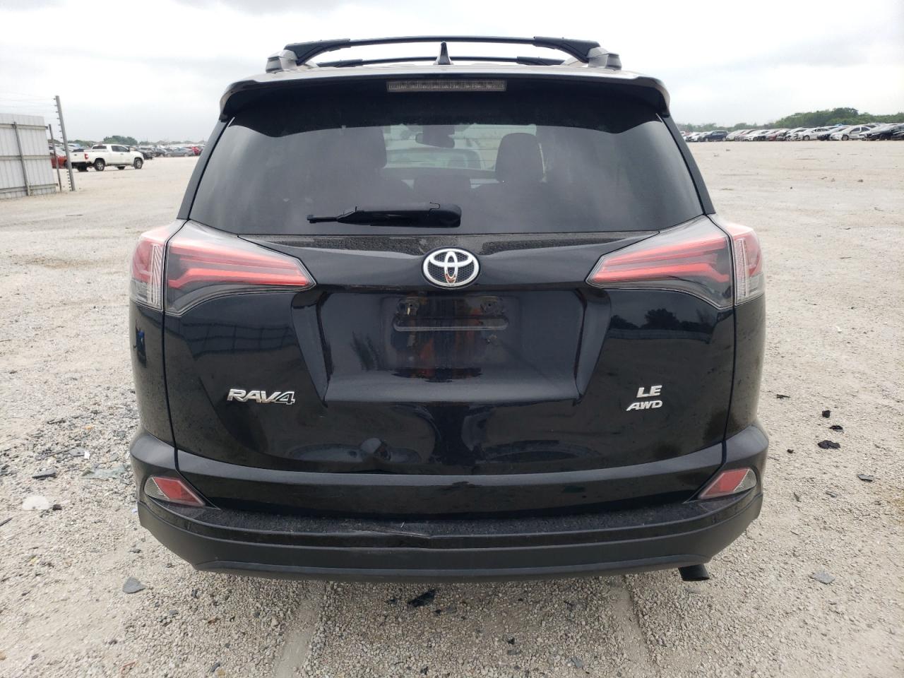 2T3BFREV9JW833129 2018 Toyota Rav4 Le