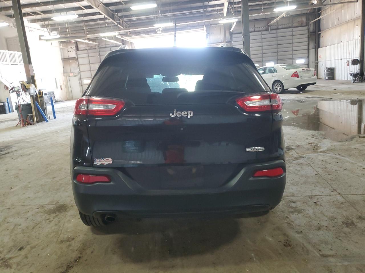 1C4PJLCB1JD596482 2018 Jeep Cherokee Latitude