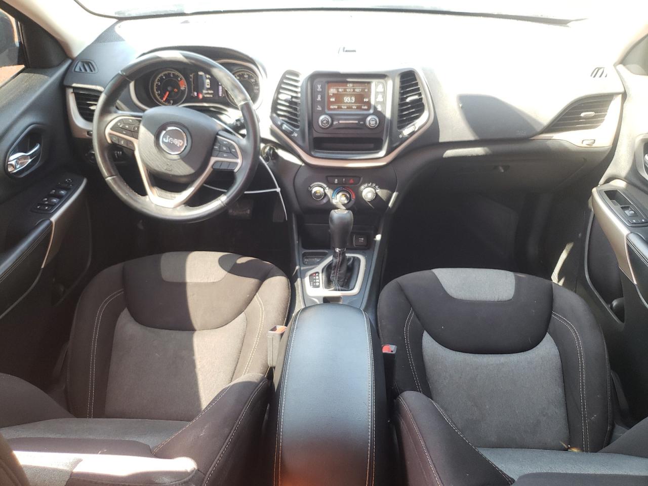 1C4PJLCB3JD616053 2018 Jeep Cherokee Latitude