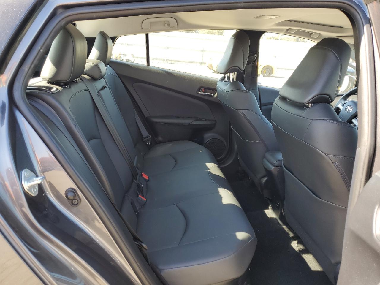 JTDKARFUXG3510806 2016 Toyota Prius