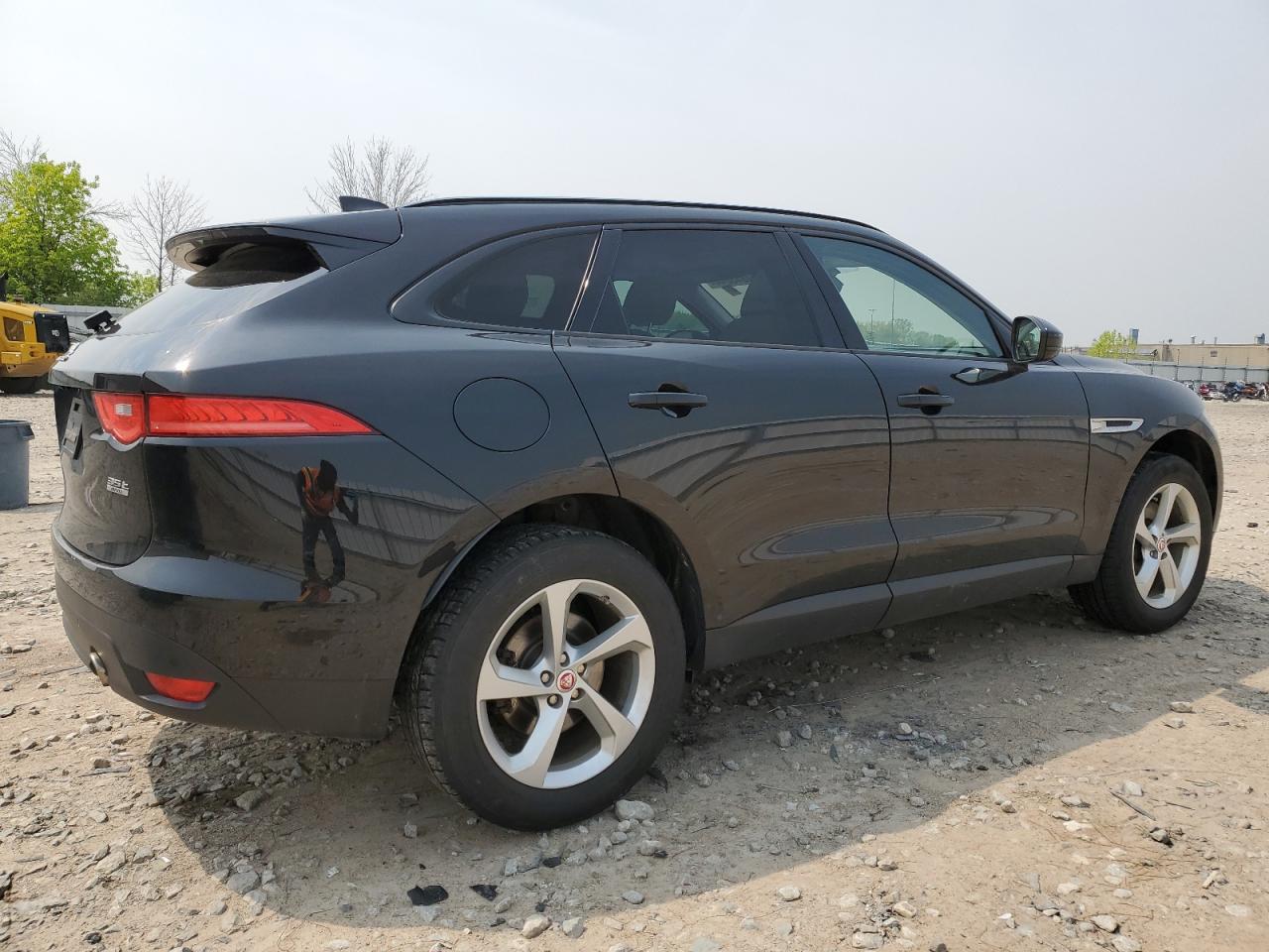 SADCJ2BV6HA881764 2017 Jaguar F-Pace Premium