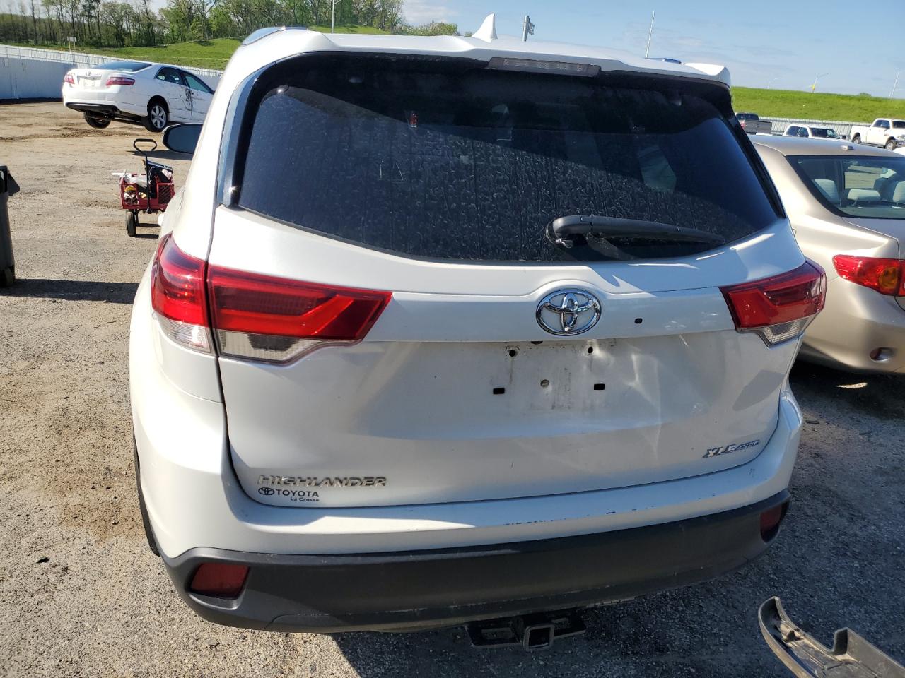 5TDJZRFH6KS623313 2019 Toyota Highlander Se