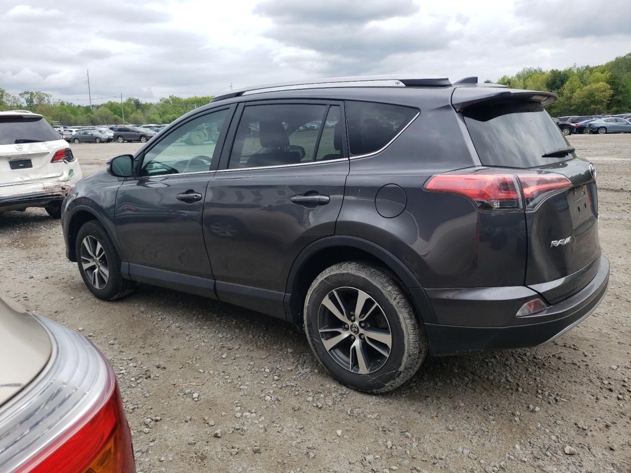 2T3RFREV5HW678460 2017 Toyota Rav4 Xle