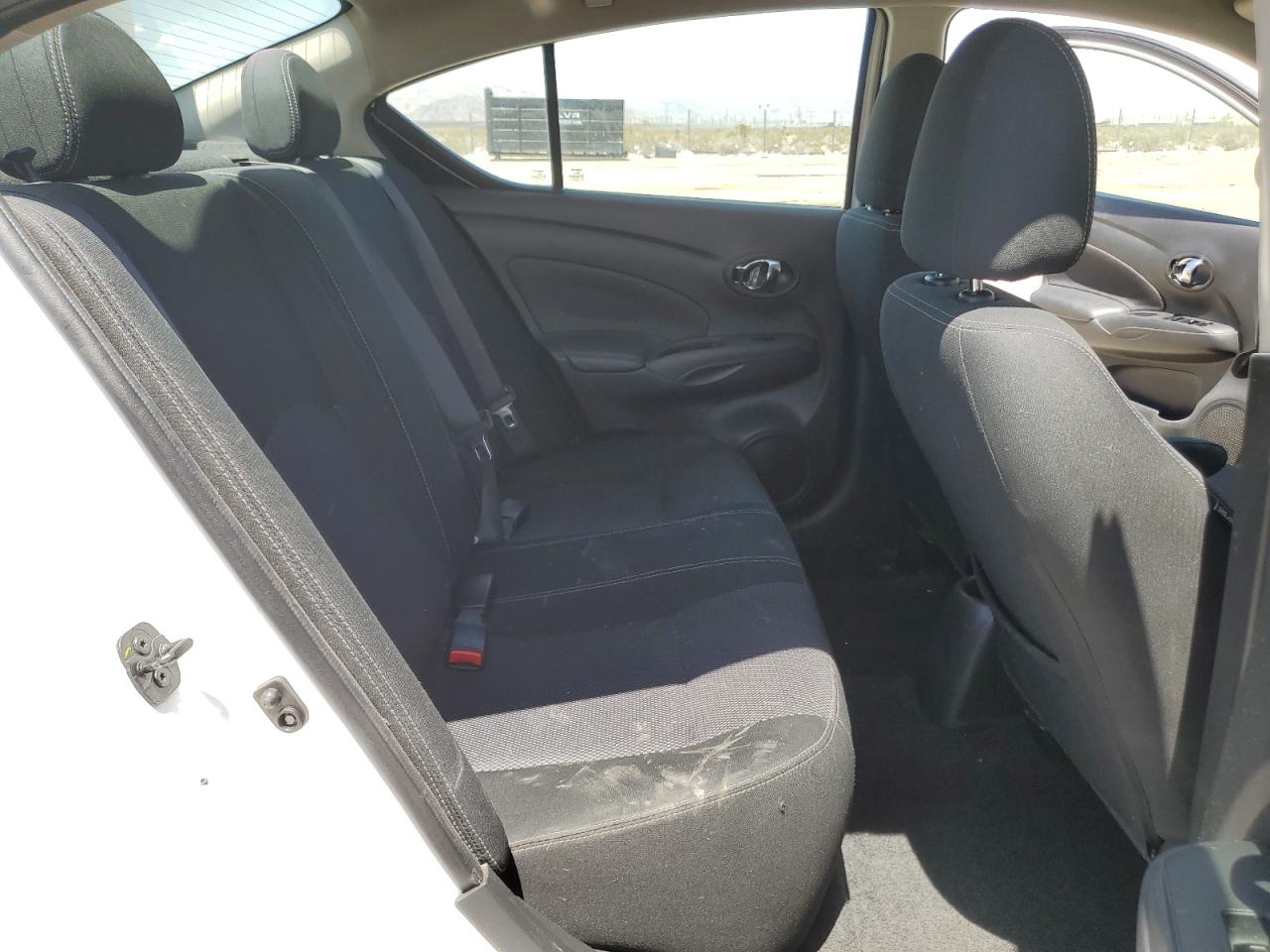 3N1CN7APXJL827563 2018 Nissan Versa S