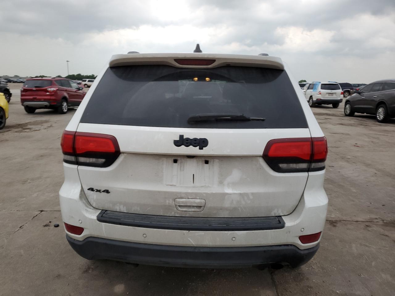 1C4RJFAG9JC381995 2018 Jeep Grand Cherokee Laredo