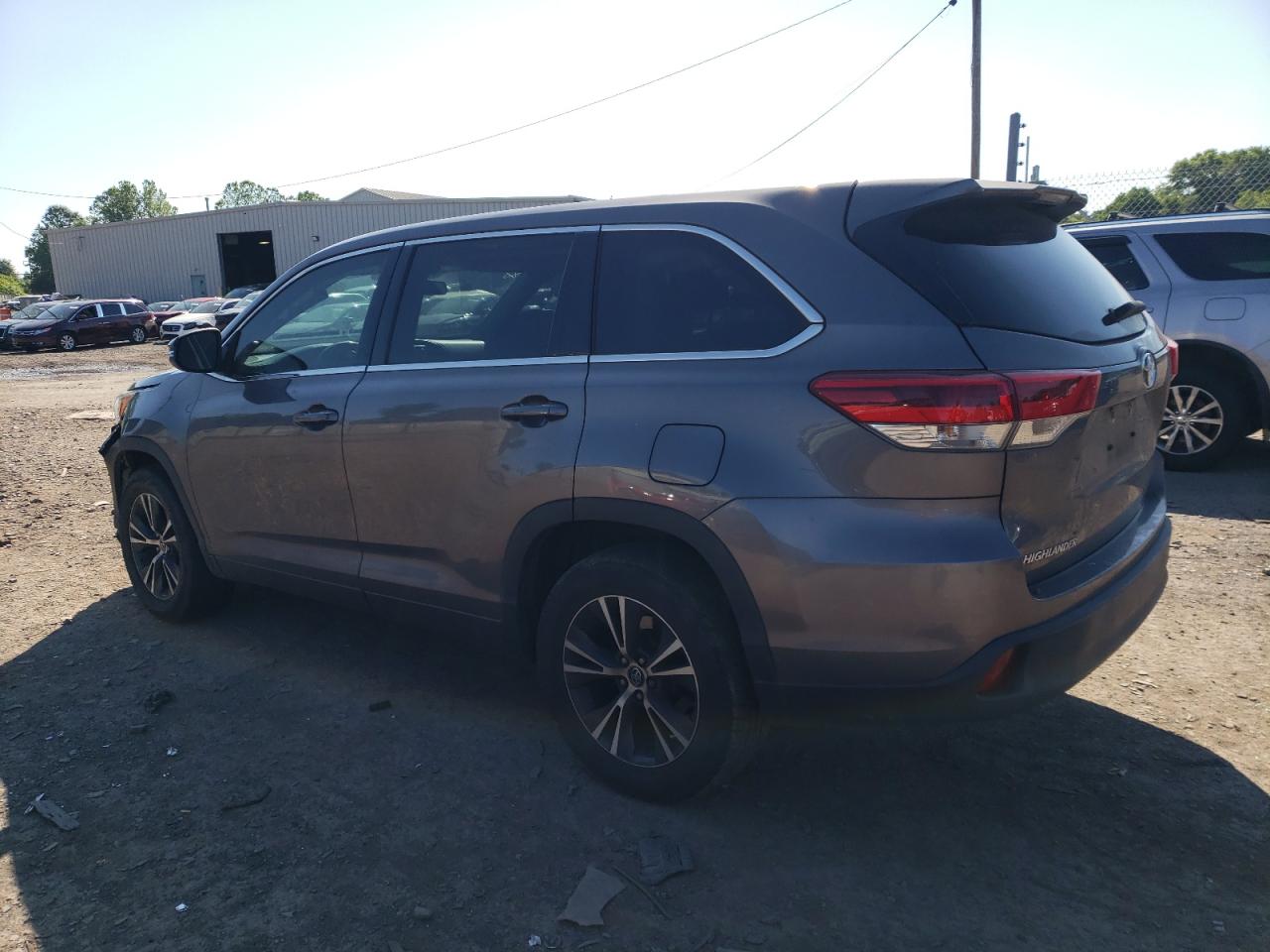 5TDZARFH9JS041490 2018 Toyota Highlander Le