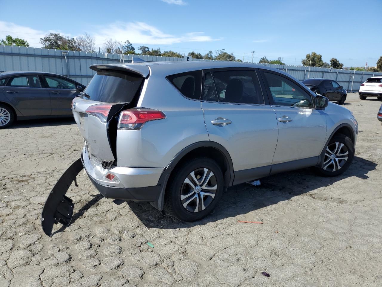 2018 Toyota Rav4 Le vin: JTMZFREV9JJ172764