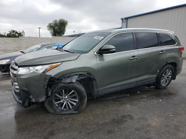 VIN 5TDJZRFHXKS965167 2019 Toyota Highlander, SE no.1