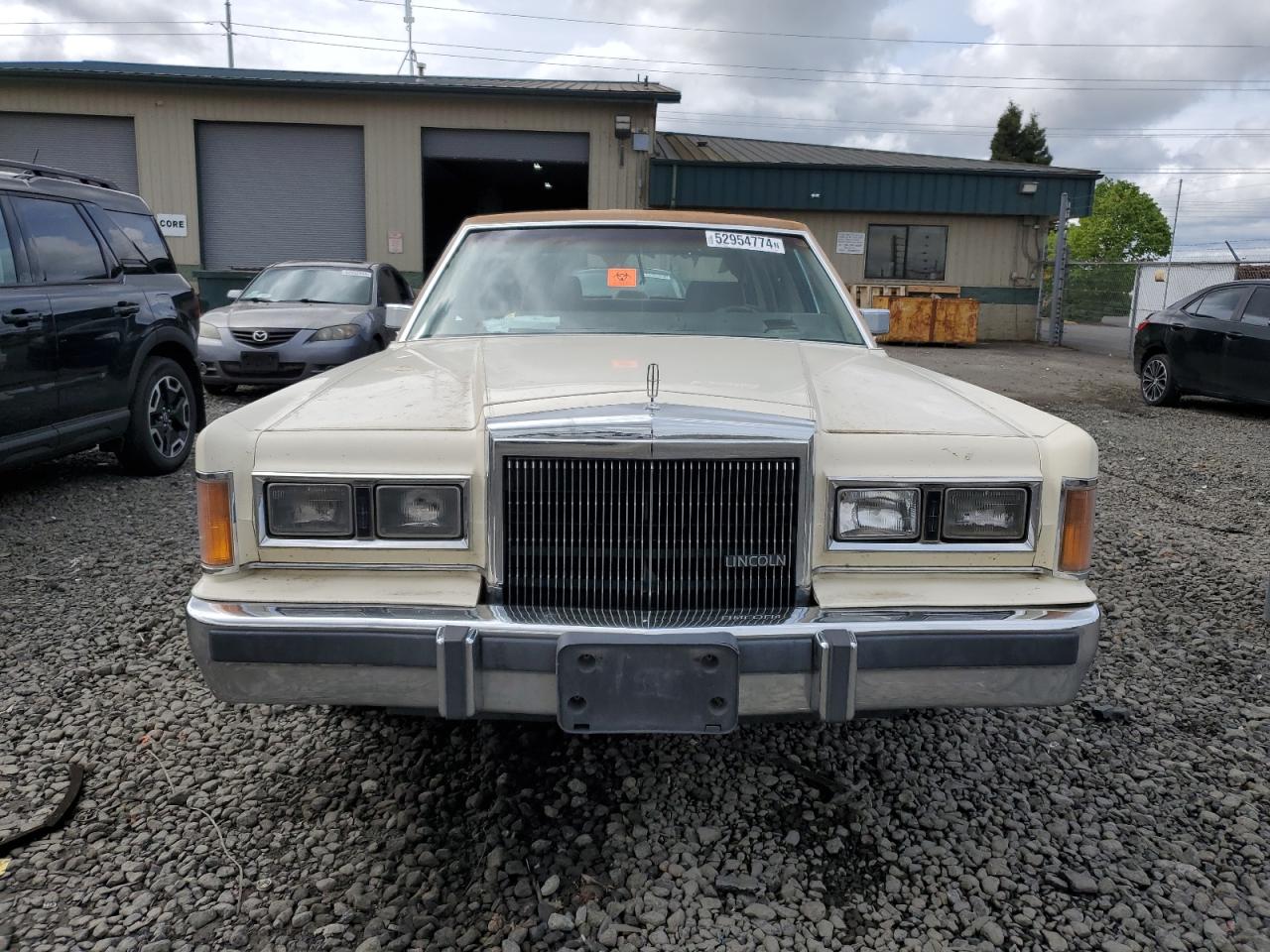 1LNBM81F3KY671323 1989 Lincoln Town Car